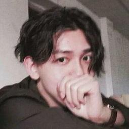 娱乐吃瓜的头像男生真人,网络红人“吃瓜男”的真实身份与生活